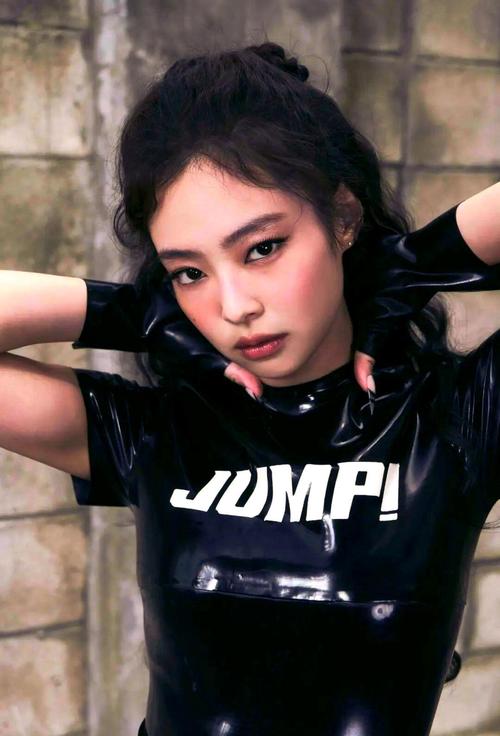 BLACKPINK粉丝的心酸：偶像被围堵求放过，恋爱传闻不断，爱是克制