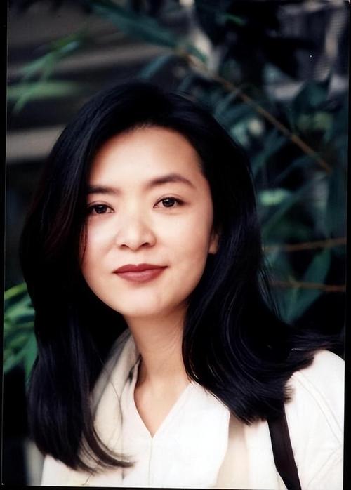 香港姓陈的女明星：陈玉莲低调行善，陈晓华新剧演技成熟
